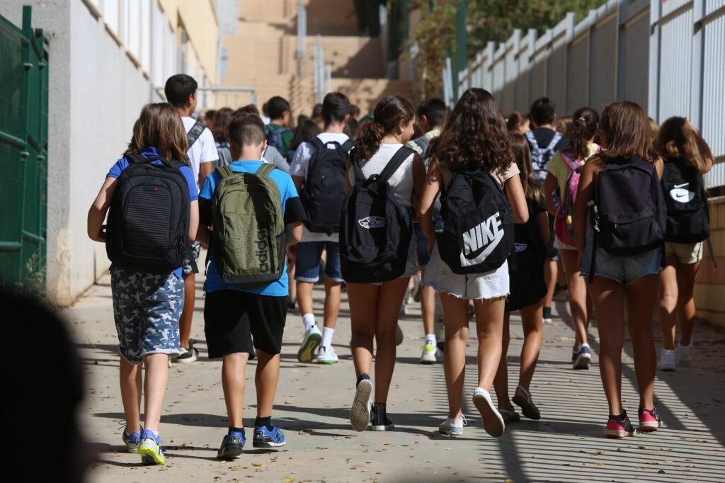 Alumnos del IES Torre Atalaya entrando en el instituto el primer día de clase. Javier Albiñana